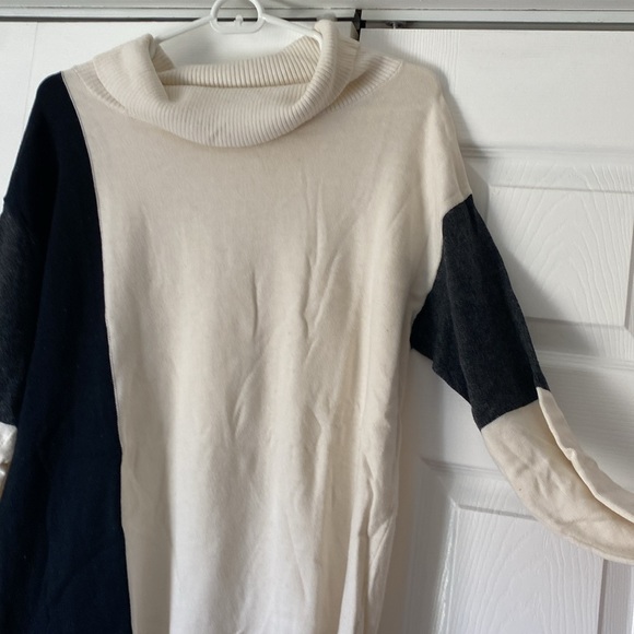 Women’s tea by Talbots cow neck, tunic, color block sweater - Picture 3 of 6